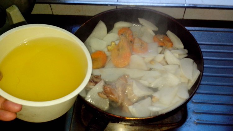 鸡腿虾干罗卜汤步骤7