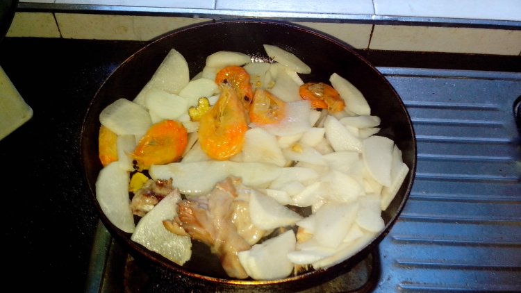 鸡腿虾干罗卜汤步骤6