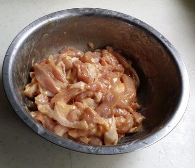 秋葵炒鸡腿步骤2