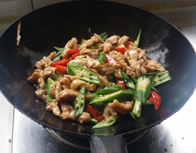 秋葵炒鸡腿步骤6