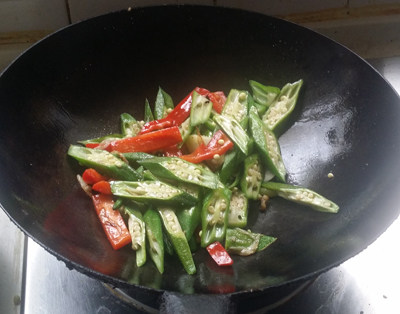 秋葵炒鸡腿步骤5