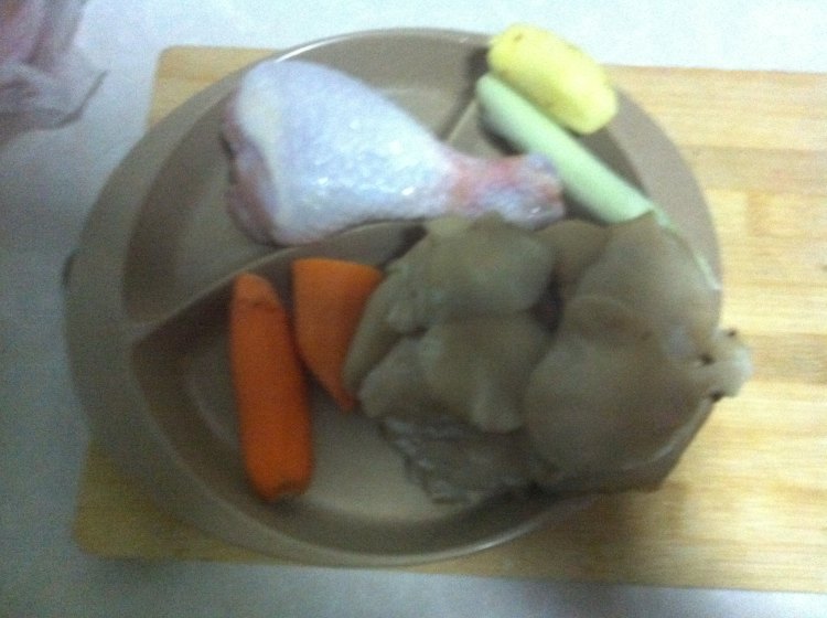鸡汤蔬菜面步骤1