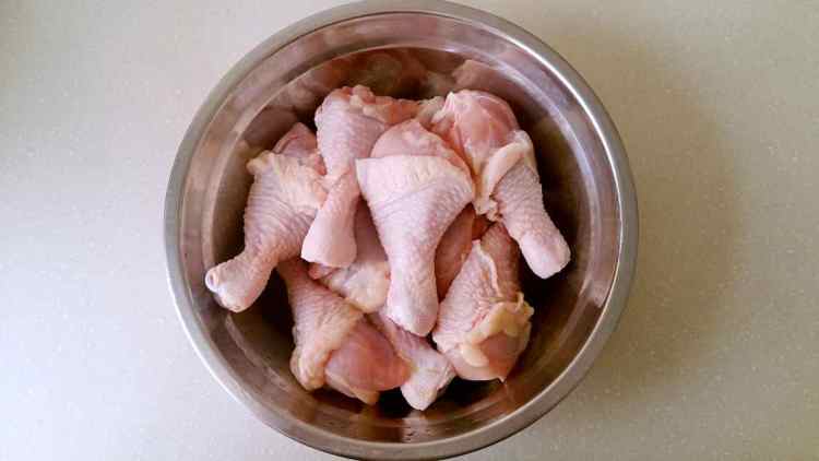 豉油炖鸡腿步骤1