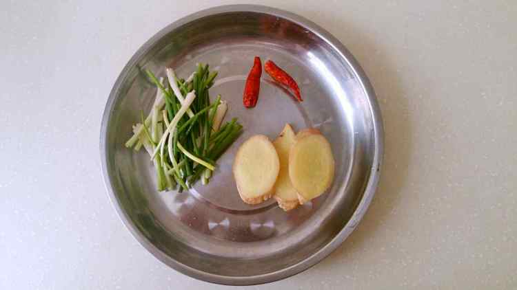 豉油炖鸡腿步骤2