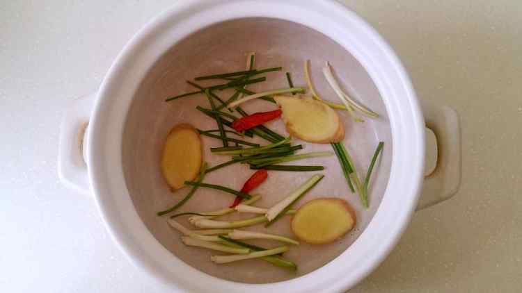 豉油炖鸡腿步骤3