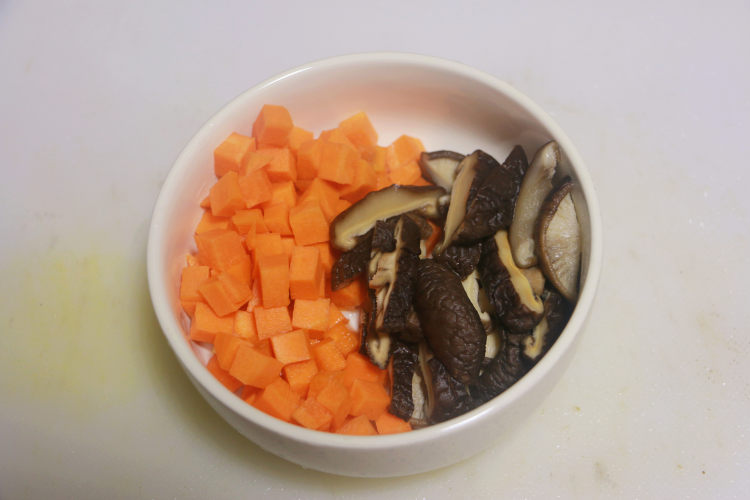 香菇鸡肉煲仔饭步骤9