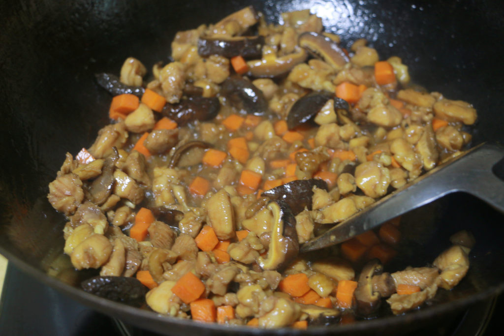 香菇鸡肉煲仔饭步骤14