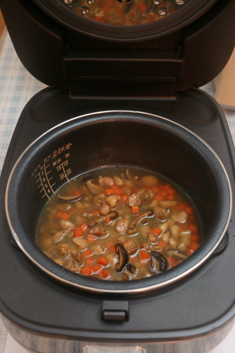 香菇鸡肉煲仔饭步骤15
