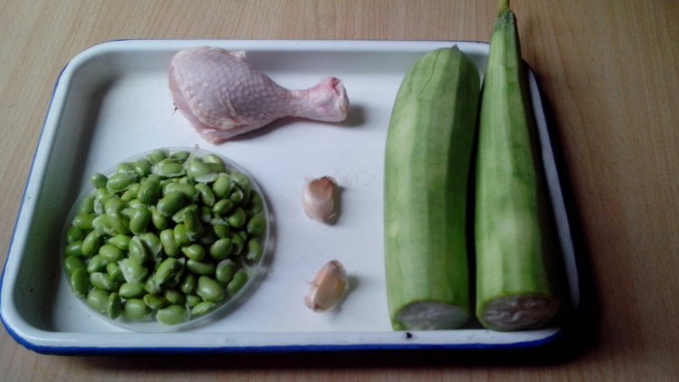 丝瓜毛豆鸡腿汤步骤1