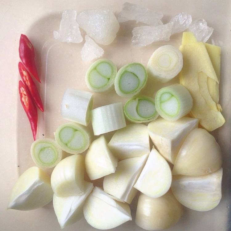 蒜子三杯鸡步骤2