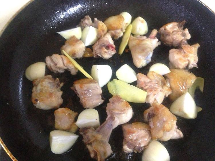 蒜子三杯鸡步骤4