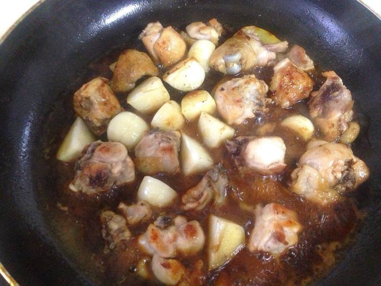 蒜子三杯鸡步骤5