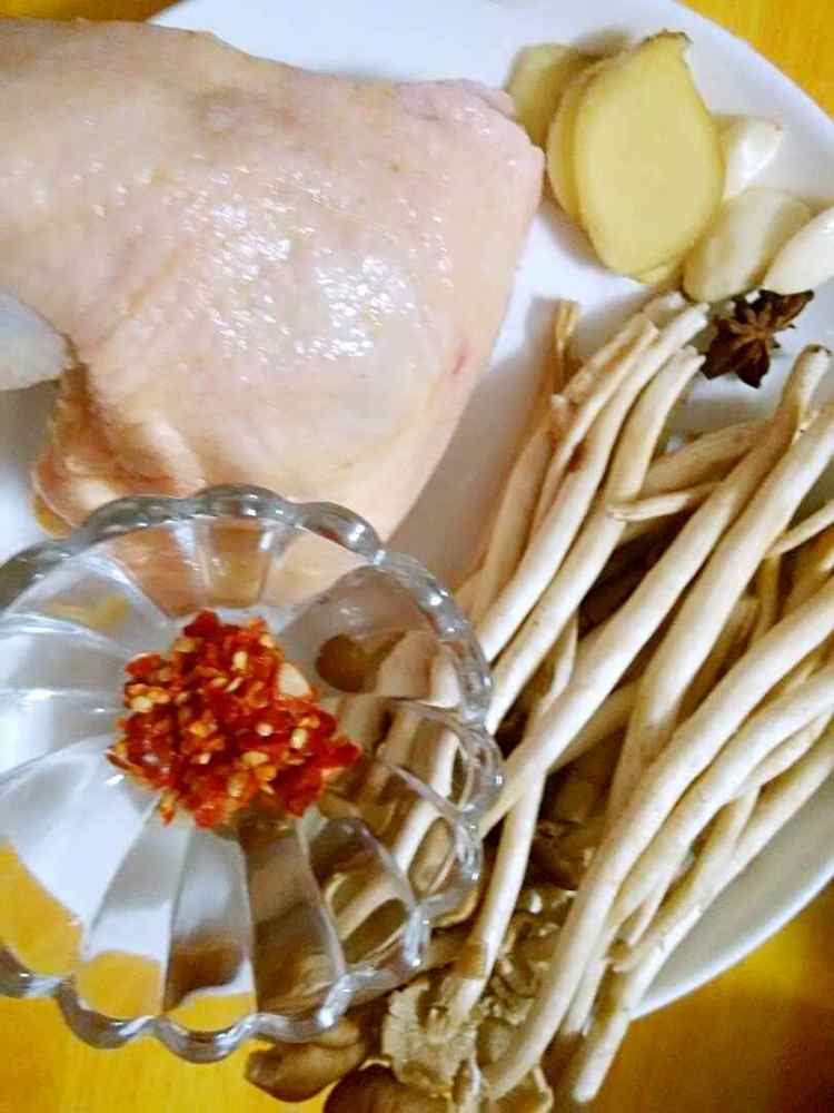 茶树菇烧鸡腿步骤1