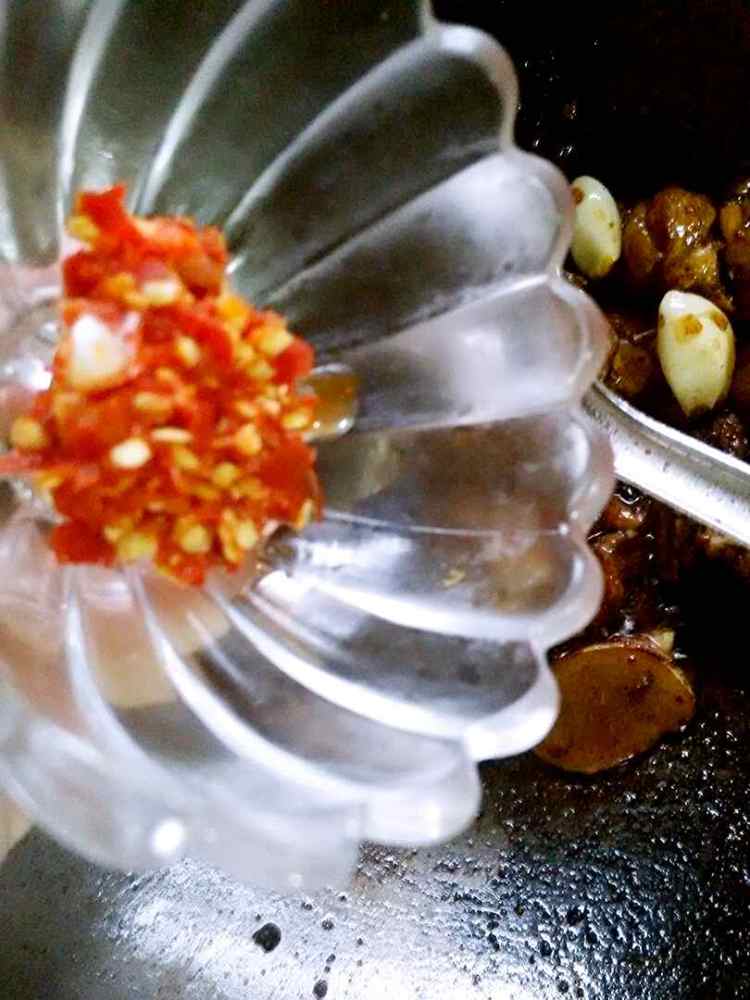 茶树菇烧鸡腿步骤5