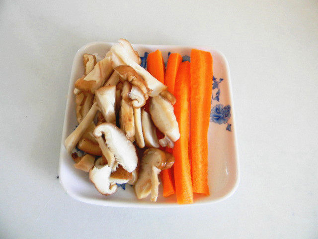 鸡腿香菇卷步骤5