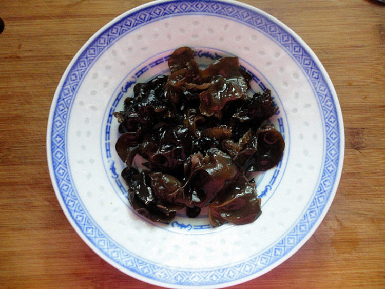 黑木耳蒸鸡粒步骤6
