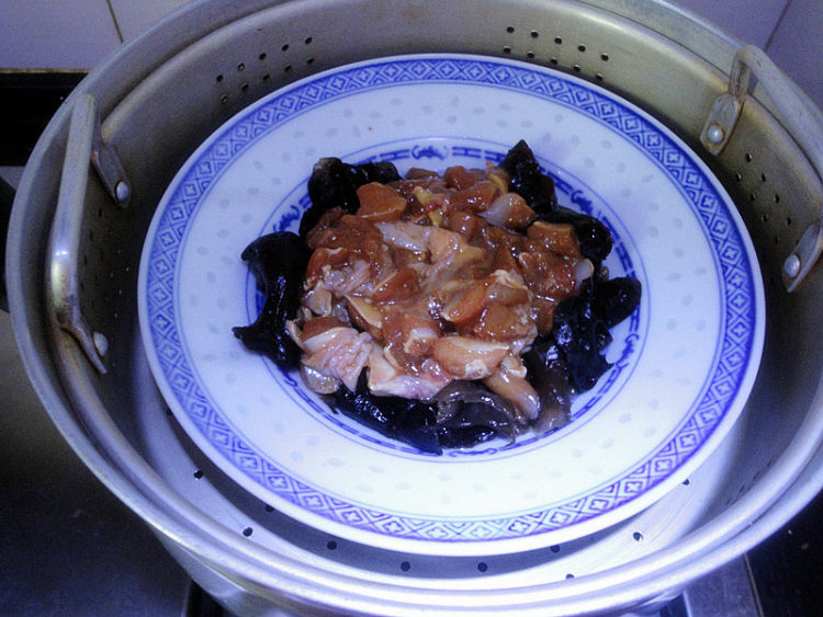 黑木耳蒸鸡粒步骤7