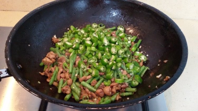 香辣豇豆炒鸡丁步骤11