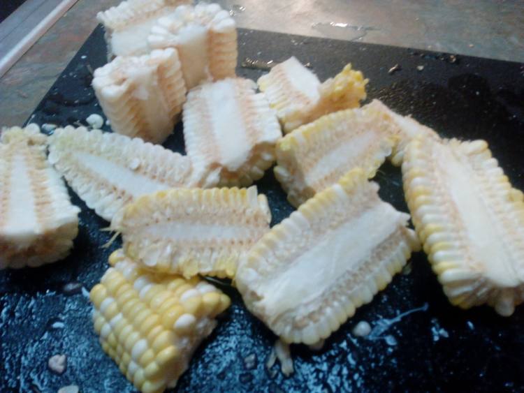 玉米胡萝卜鸡腿汤步骤5