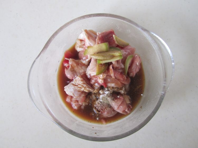 香菇鸡拌面步骤3