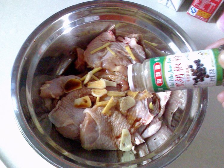 西兰花炒鸡腿步骤1
