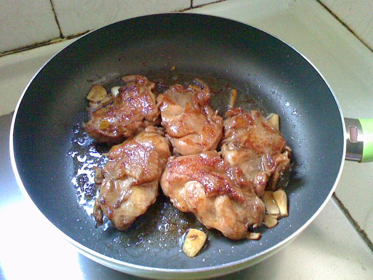 西兰花炒鸡腿步骤4