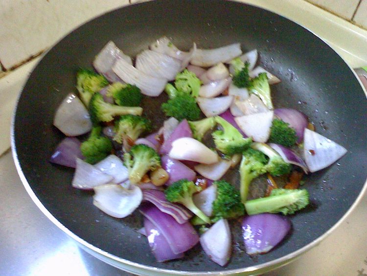 西兰花炒鸡腿步骤7