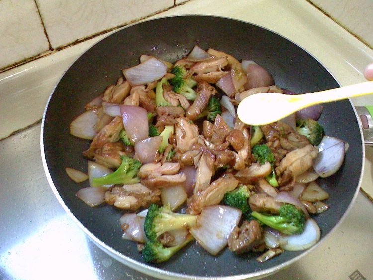 西兰花炒鸡腿步骤9