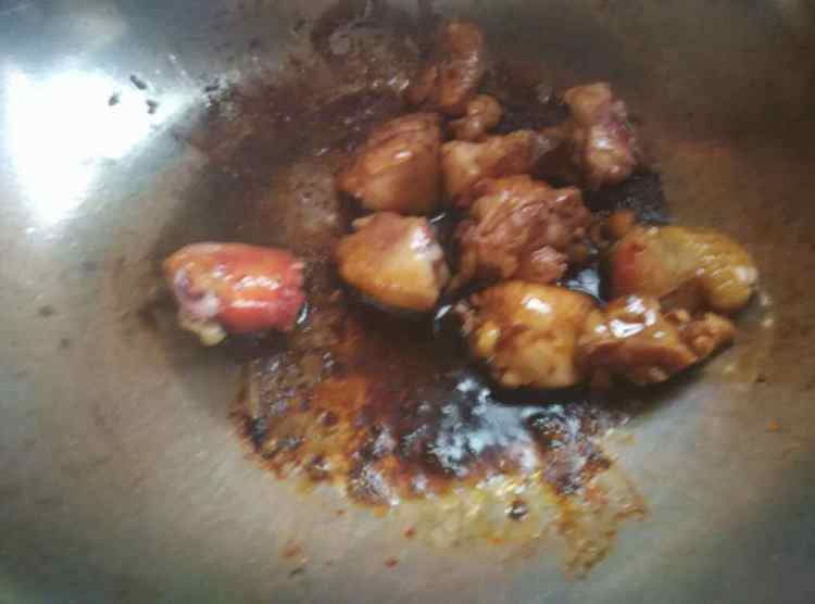 鸡腿炖磨菇步骤5