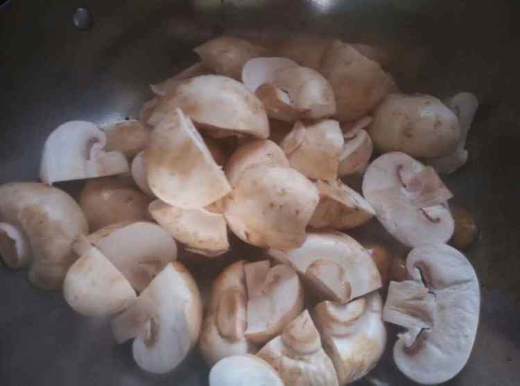 鸡腿炖磨菇步骤6