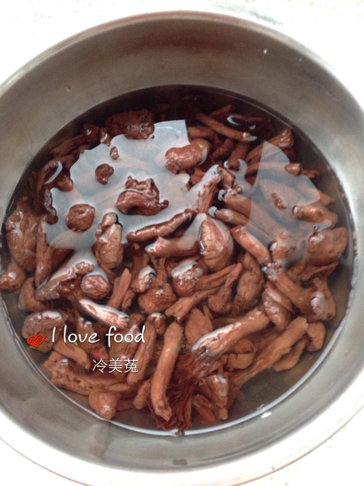 肉蘑炖鸡腿步骤1