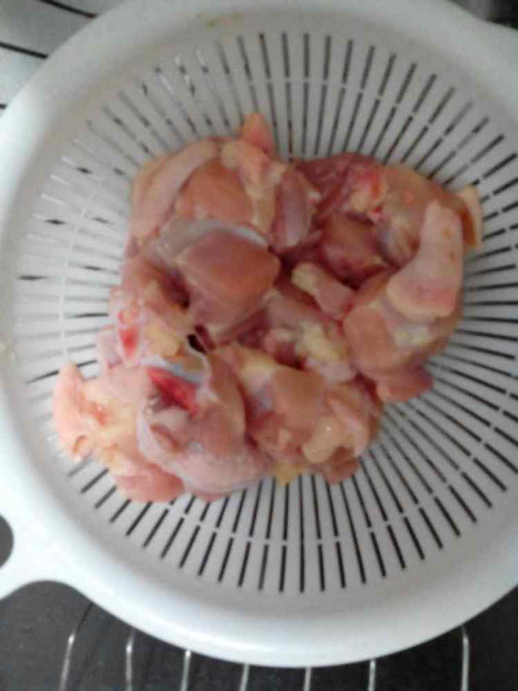 菠萝炒鸡腿步骤1