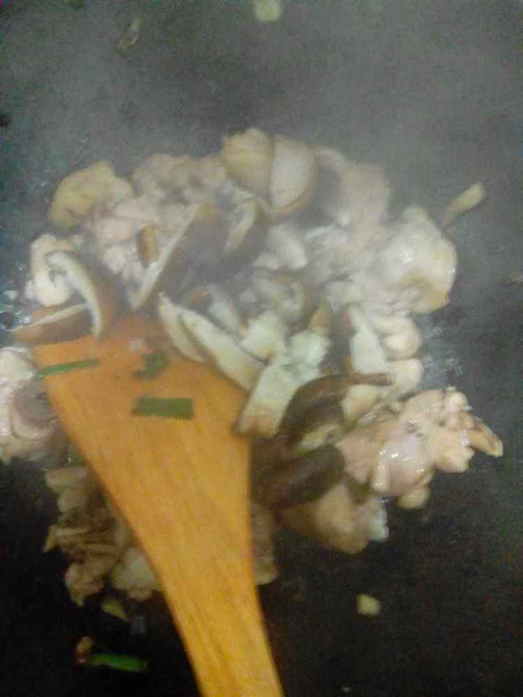 菠萝炒鸡腿步骤7