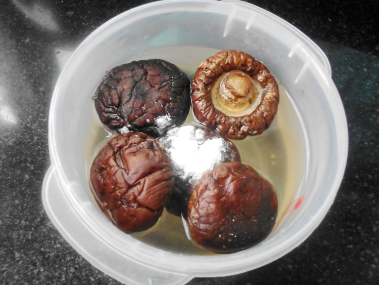 蒜子陈皮鸡步骤2