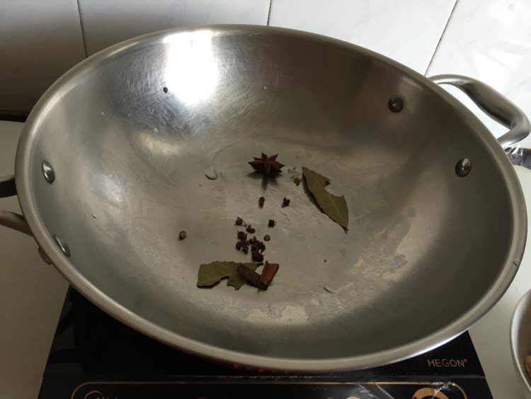 鸡腿山药黄花菜步骤2