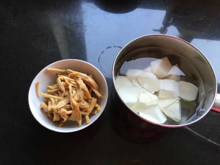 鸡腿山药黄花菜步骤7