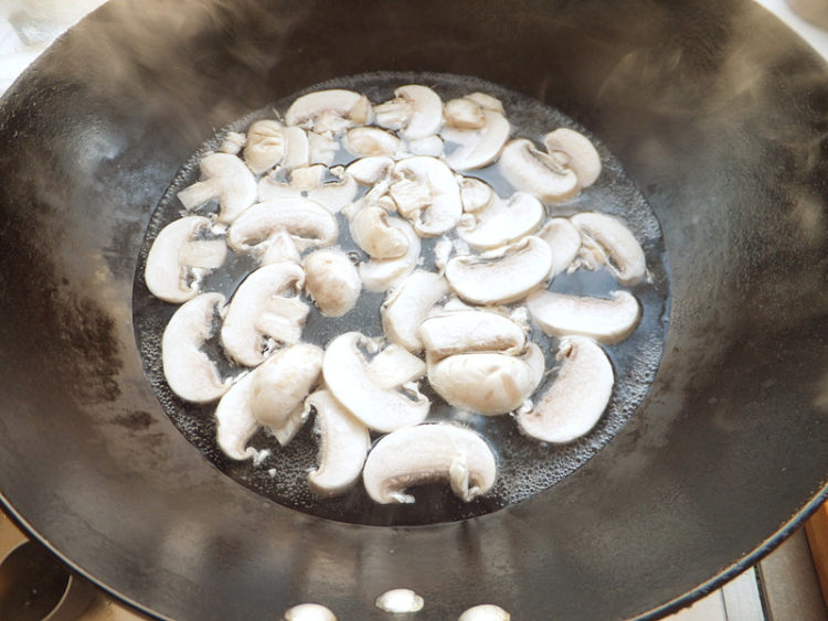 奶油蘑菇鸡肉焗饭步骤4