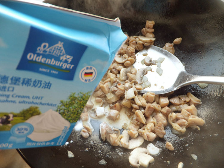 奶油蘑菇鸡肉焗饭步骤8