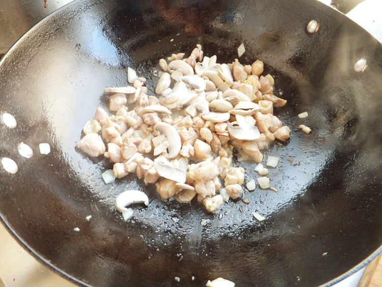 奶油蘑菇鸡肉焗饭步骤7