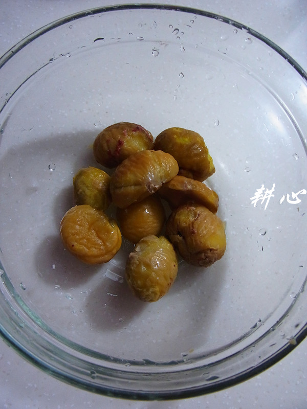 香菇栗子炖鸡腿步骤3