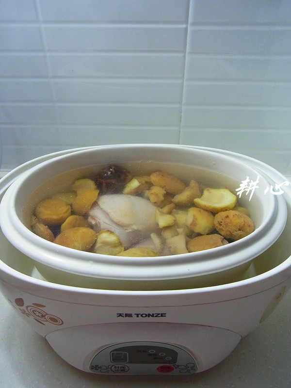香菇栗子炖鸡腿步骤5