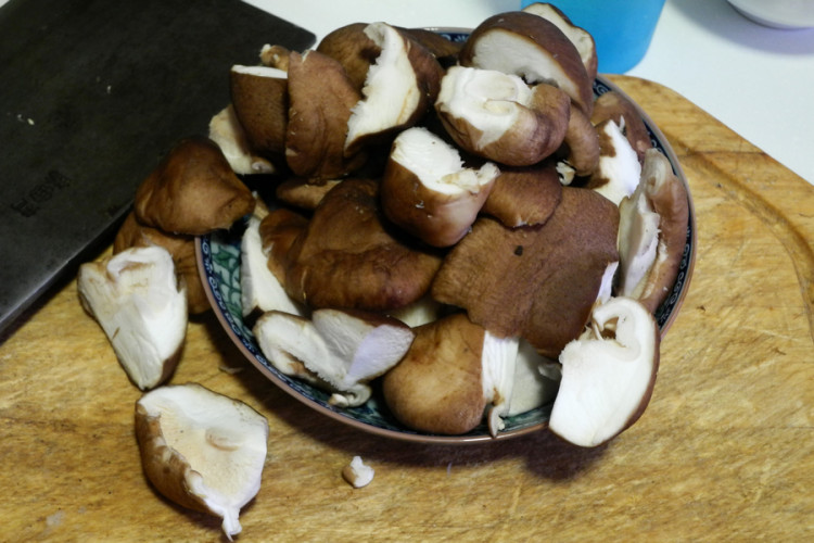 白菜香菇烧鸡块步骤1
