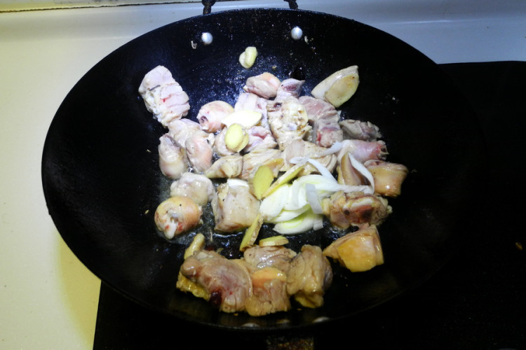 白菜香菇烧鸡块步骤7