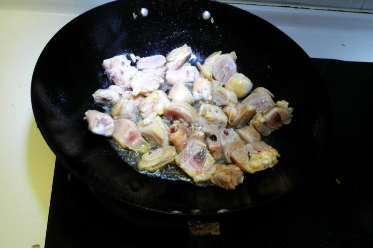 白菜香菇烧鸡块步骤6