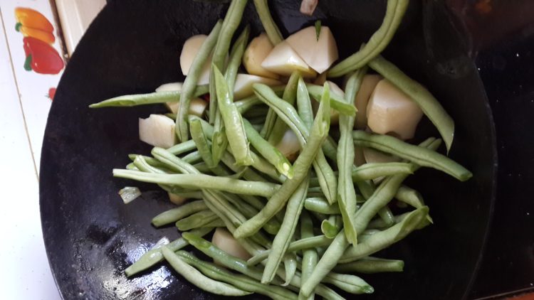 鸡肉土豆炖豆角步骤7