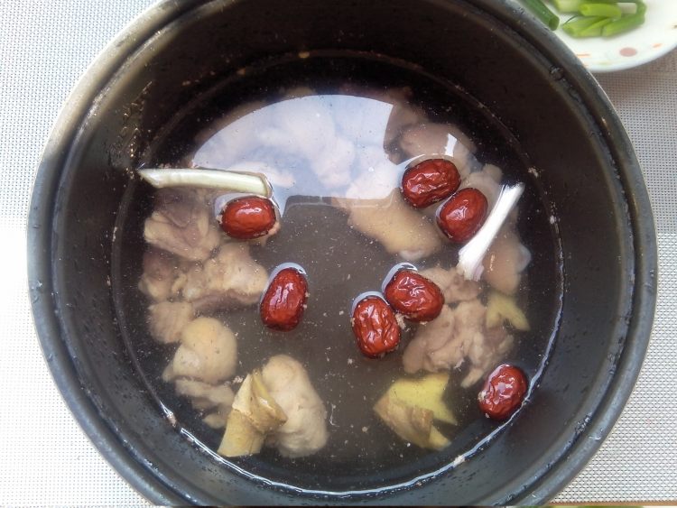 红枣海参鸡腿汤步骤5