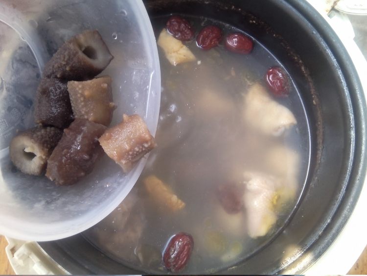 红枣海参鸡腿汤步骤7