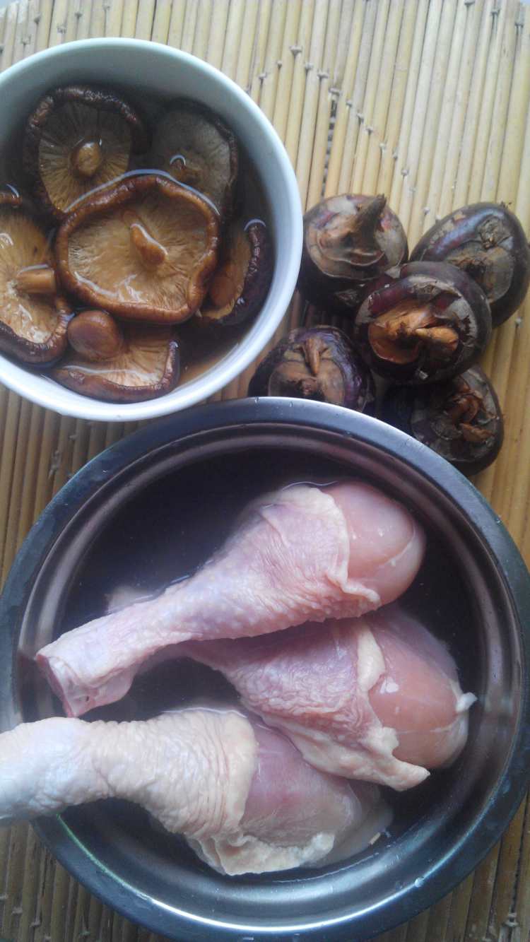 马蹄香菇炒鸡肉步骤1