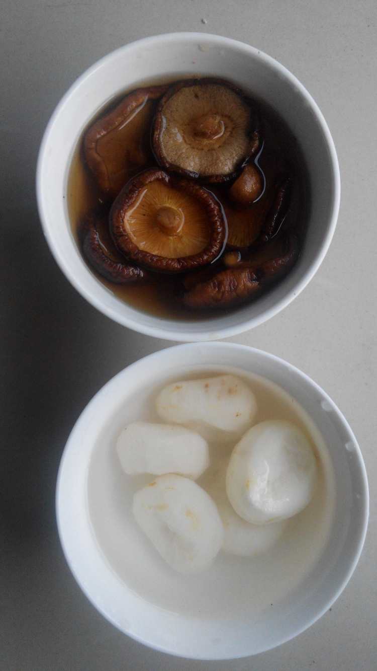 马蹄香菇炒鸡肉步骤2