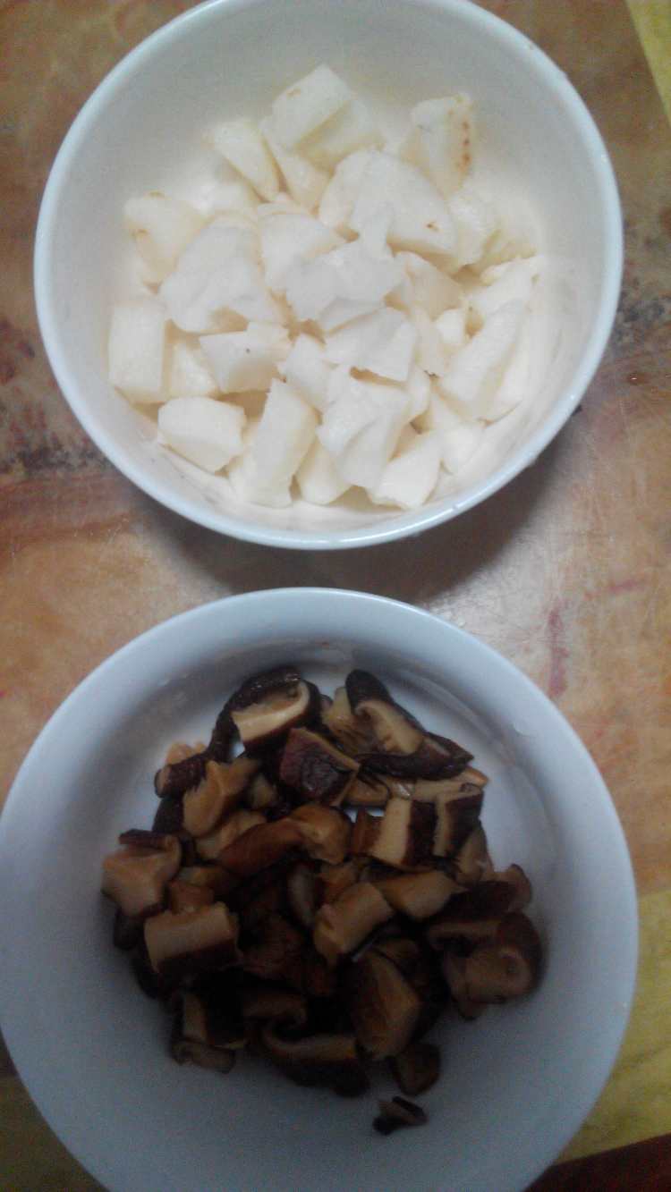 马蹄香菇炒鸡肉步骤5